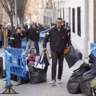 Desallotgen per una esquerda l'edifici contigu a l'esfondrat a Badalona