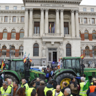 Desenes d’agricultors davant del ministeri d’Agricultura.