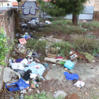 En aquesta zona del solar hi ha tota mena de residus.