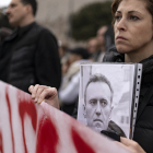 Una dona porta una fotografia d’Aleksei Nalvani durant una concentració a Barcelona.