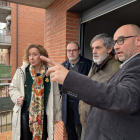 L’alcalde, Marc Baró (dreta), i la consellera, en un dels habitatges adquirits a la Sareb.
