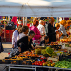 Parades de fruita i verdura del mercat del Camp d’Esports,