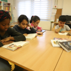 Alumnes del col·legi Magí Morera de Lleida, llegint ahir durant l’horari de classe.