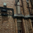 Cables en una façana del carrer Valls d’Andorra (Balàfia).