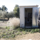 Un agricultor de Bellaguarda obrint ahir els hidrants a la seua finca d’oliveres.