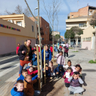 Els alumnes d’Infantil 5 del Joan Maragall van plantar quatre lledoners davant del col·legi.