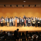 Foto de família d’autoritats i representants de les empreses guardonades, ahir a l’Auditori.