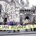 Protesta de seguidors d’Assange davant dels jutjats londinencs.