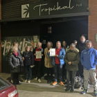 Veïns dels dos blocs de Pardinyes es van mobilitzar ahir a la porta del pub Tropikal.
