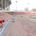 Un operari treballant ahir en la reparació de la pista al costat del peralt d’una de les rectes.