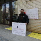 Carlos Pinto, ahir protestant a les portes de la seu de la Inspecció de Treball de Lleida.
