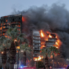 Vista general de l’incendi declarat sobre dos quarts de sis de la tarda d’ahir que va afectar dos edificis.