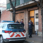 Agents dels Mossos d’Esquadra a la porta de l’edifici en el qual s’hauria comès el crim.