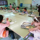 Alumnes al menjador escolar d’un col·legi de la capital.