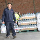 Rialp va repartir garrafes i paquets de botelles d’aigua entre els veïns.