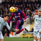 Raphinha, que va obrir el camí del triomf blaugrana, vola per intentar controlar la pilota davant de dos jugadors del Getafe.