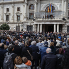 Desenes de persones van recordar les víctimes amb un minut de silenci davant l’ajuntament.