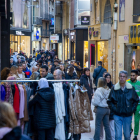 Clients van fer ahir les últimes compres al Mercat.