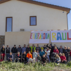 Foto de família de la benvinguda que va tenir ahir Raul Butaci a l’arribar a Tornabous.