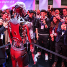 Els assistents al Mobile World Congress fotografiaven ahir un robot en l’obertura del saló a l’Hospitalet de Llobregat.