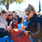 Alèxia Putellas, firmant autògrafs a l’arribar ahir a Sevilla.