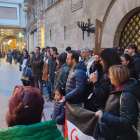 Unes cent persones es van mobilitzar ahir a la plaça Paeria.