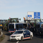 Els Mossos d’Esquadra van mirar d’impedir el pas dels tractors a l’AP-2 a Soses.