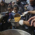 Les cues a Gaza per intentar rebre menjar i altres ajudes es fan cada vegada més llargues.