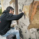 L’artista Jordi Colell, pintant ahir un mural dedicat al Solsonès a La Manreana Parc.