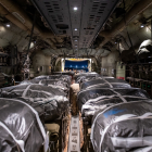 Les Forces Aèries dels EUA van llançar 66 palets amb els subministraments des de tres avions C-130.