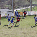 Dos jugadors de l’Organyà i el Coll de Nargó proven d’aconseguir el control de la pilota.