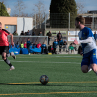 Un jugador del Guissona condueix l’esfèric davant l’atenta mirada d’un rival.