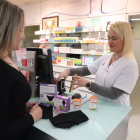 Una usuària mira productes menstruals reutilitzables, ahir a la farmàcia Delmàs de Lleida.