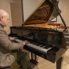 El pianista Albert Guinovart va posar la nota musical en la presentació ahir del Festival de Pasqua.