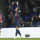 Mbappé celebra el primer gol, ahir a Sant Sebastià.
