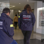Dos agents dels Mossos entrant ahir a la seu de la Federació Catalana de Futbol a Barcelona.