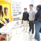 Psicòlogues del SEM parlen amb estudiants ahir durant la jornada a l’edifici Polivalent de la UdL.