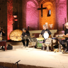 Jordi Savall, a l’esquerra, al capdavant d’Hespèrion XXI, ahir a la col·legiata de Sant Pere de Ponts.