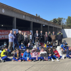 Representants de les institucions amb els alumnes de cinquè de Primària del col·legi Episcopal.