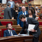 El president, Pere Aragonès, escolta al Parlament el líder del PSC, Salvador Illa.