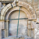 Les obres a l’arc romànic (esquerra) i el seu estat inicial, amb formigó que simulava pedres.