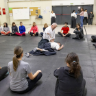 Inici del curs de defensa amb aikido ahir al poliesportiu de l’escola La Mitjana de Pardinyes.