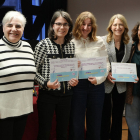 Impulsores i guanyadores del XVII Premi Mila de Periodisme, ahir a l’Escola d’Art Municipal.