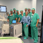 L’equip del servei d’Urologia de l’hospital Arnau de Vilanova amb el nou làser de fibra de tuli.