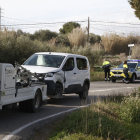 Un dels vehicles accidentats al Camí de la Mariola.