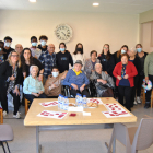 Foto de grup dels alumnes i residents que dimarts passat van participar en el bingo musical a la residència d’Artesa de Segre.