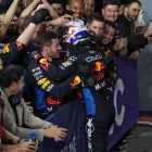 Max Verstappen celebra la seua nova victòria amb els membres del seu equip.