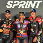 Jorge Martín, el més ràpid a l’esprint, entre el sud-africà Brad Binder i Aleix Espargaró.