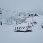 Els nens jugant a la neu a Llessui.