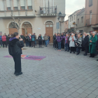 Un centenar de persones es van congregar ahir a la plaça Major de Puigverd, on es va llegir un manifest en contra de la violència de gènere.